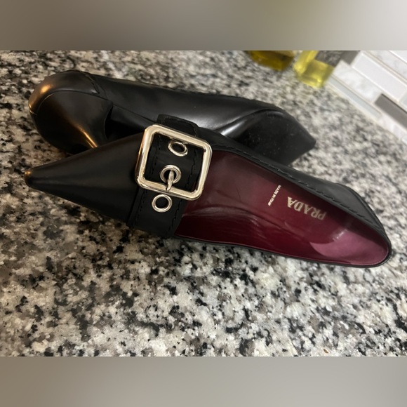 Prada leather pointed toe kitten heels with silver buckle - Picture 2 of 8